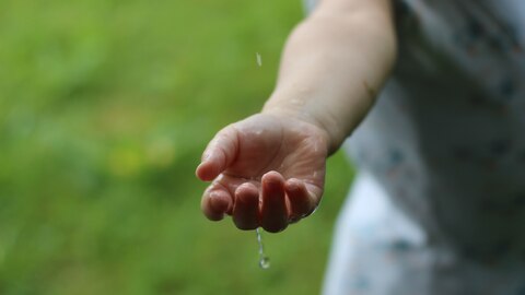Druppel valt in hand