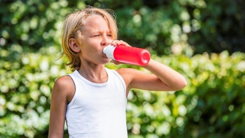 Jongen drinkt water uit bidon