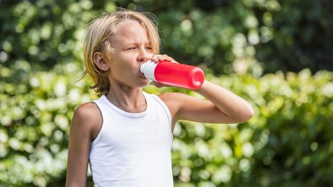 Jongen drinkt water uit bidon