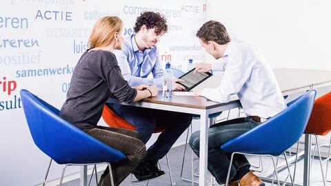 3 medewerkers communiceren