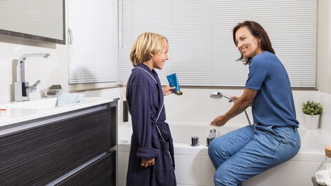 jongen moeder douche