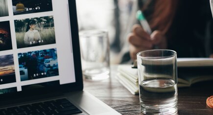 Waterglas bij laptop
